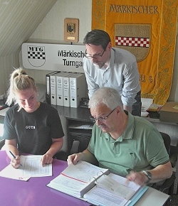 Larissa Raab  und Olaf Heinisch (rechts) prüften die MTG-Kasse. Hinten Kassenwart Roland Stoerring