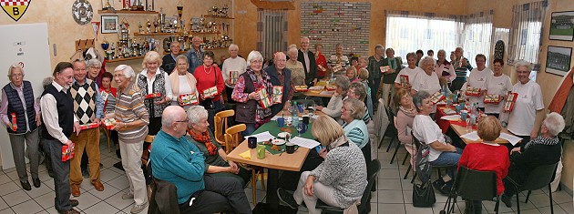 Alle Besucher des MTG-Herbstfestes in Breckerfeld ab 77 Jahren wurden mit einem Geschenk bedacht.