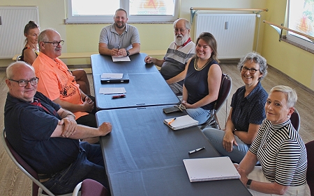 Nur eine kleine Gruppe von Vereinsdelegierten nahm am Bezirksturntag des Bezirks Hagen-Schwelm teil. MTG-Vorsitzender Aaron Schmidt (Mitte) leitete die Sitzung.